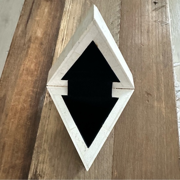 Friends & Co Marble Triangular Shaped Trinket Box Two Toned Made In Philippines - Picture 4 of 9